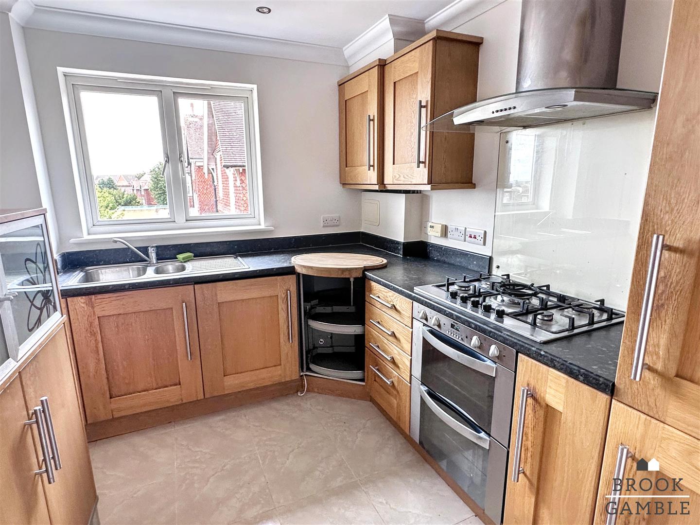 2 Bedroom Flat. Carew Road in Eastbourne,  5